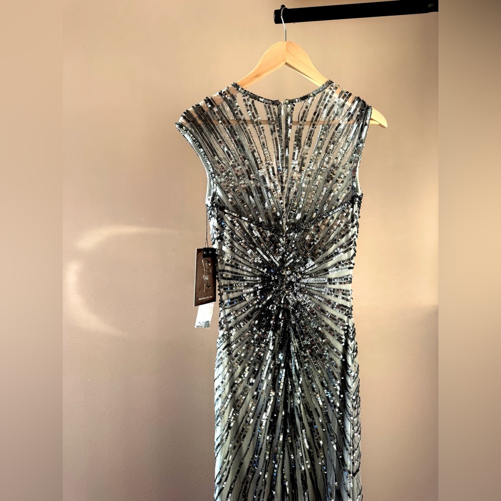 NWT - Mac Duggal | Silver Sequin V-Nack Plunge Gown | Size 4 - Picture 5 of 7